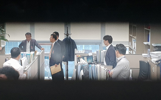 검찰이 1일 신규택지 자료 유출 논란을 빚은 더불어민주당 신창현 의원의 국회의원회관 사무실을 압수수색하고 있다.   연합뉴스